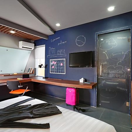 Berry Biz Hotel Sunset Road سمينياك المظهر الخارجي الصورة